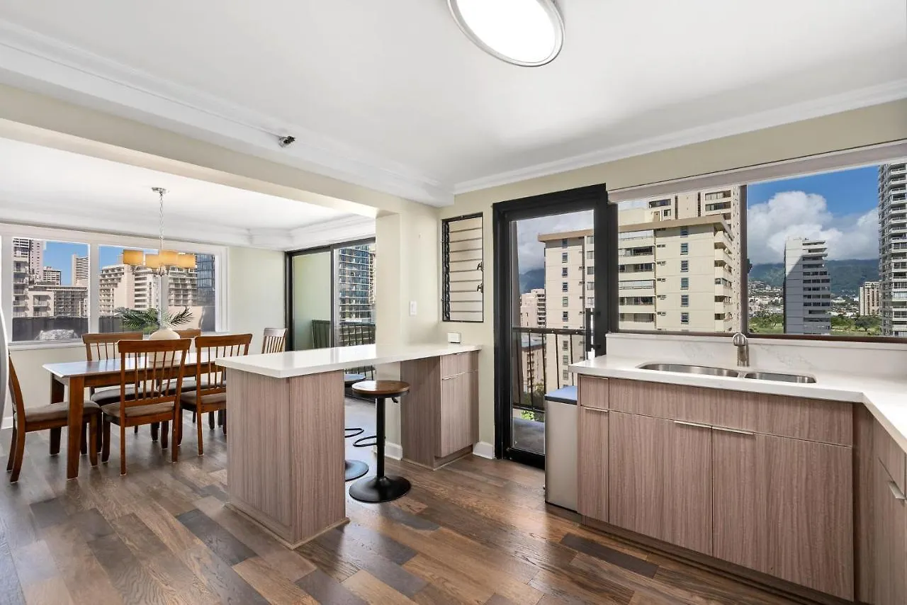 Expansive Lanai W/ Panoramic Views - Walk To Waikiki Beach Apartment Honolulu United States